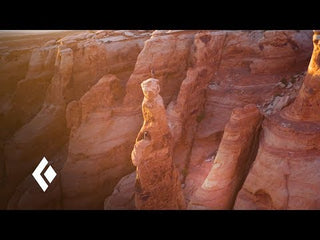 Charger et lire la vidéo dans la visionneuse de la Galerie, Half Dome - slate, climbing helmet by Black Diamond.